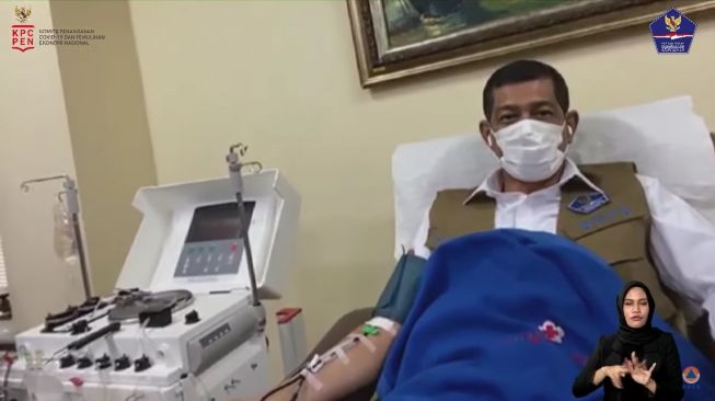 Ketua Satgas Covid-19 sekaligus Kepala Badan Nasional Penanganan Bencana (BNPB), Letjen TNI Doni Monardo, donor plasma darah konvalesen, Senin 1 Maret 2021. (Foto: Satgas Covid-19)