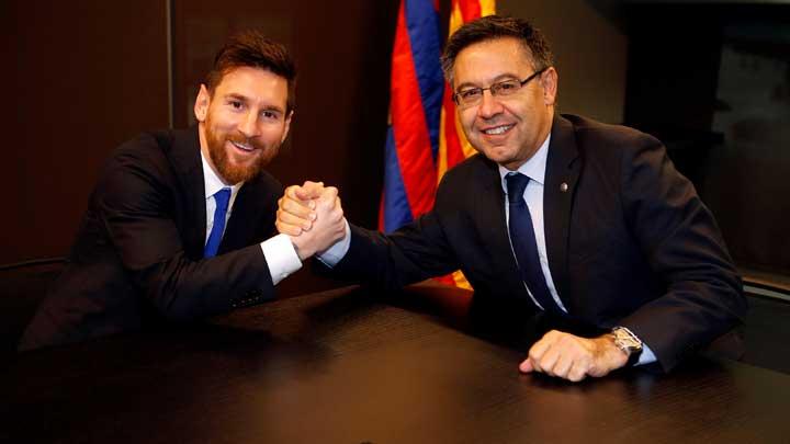Mantan Presiden Barcelona, Josep Maria Bartomeu (kanan) sempat menyerang Lionel Messi dengan kampanye hitam. (Foto: Twitter)