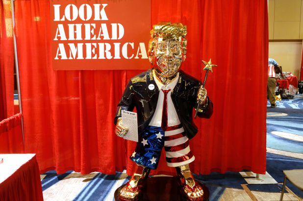 Patung berhala emas Donald Trump. Image from Disway.