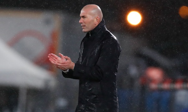 Zinedine Zidane tak panik meski timnya gagal menang saat menjamu Real Sociedad. (Foto: Twitter/@realmadrid)