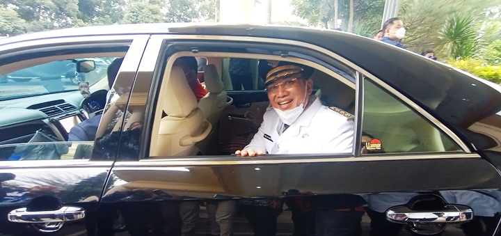 Walikota Cilegon, Helldy Agustian menumpang mobil dinasnya, Toyota Camry. (Foto: Istimewa)