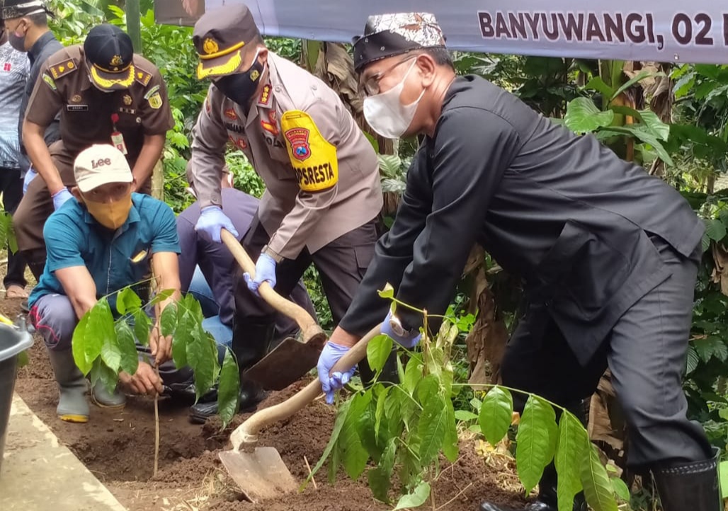 Kapolresta Banyuwangi Kombespol Arman Asmara Syarifuddin bersama Wakil Bupati Banyuwangi Sugirah menanam pohon di kawasan lereng Ijen (foto:istimewa)