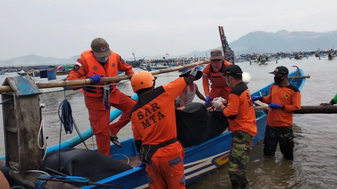 Petugas SAR gabungan mengevakuasi pemancing yang tenggelam (foto:istimewa)