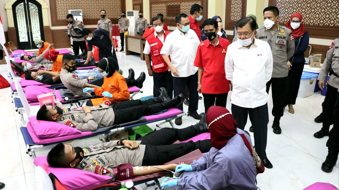 Ketua Umum Palang Merah Indonesia (PMI) Pusat, Jusuf Kalla (JK)  saat meninjau kegiatan donor darah (whole blood) dan donor plasma konvalesen perdana anggota Korps Brigade Mobil (Korbrimob) Polri. (Foto: Istimewa)