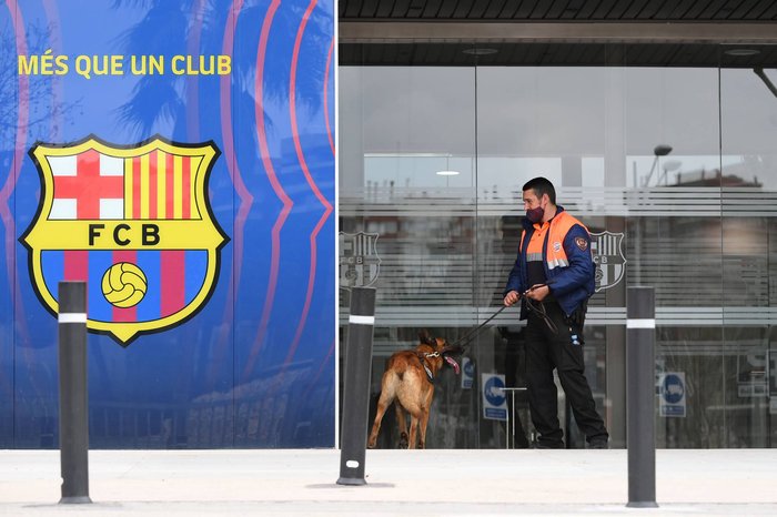 Aparat kepolisian saat menggeledah kantor Barcelona dalam kasus Barcagate, yang melibatkan Josep Maria Bartomeu, eks presiden Barcelona. (Foto: Marca)
