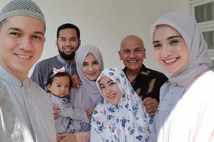 Mark Sungkar pose bersama istri dan kedua putrinya, Zaskia Sungkar dan Shireen Sungkar serta suaminya, Teuku Wishnu dan Irwan Syah. (Foto: Instagram)