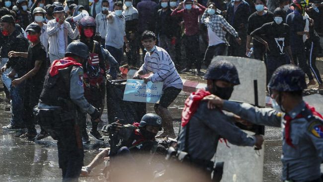 Polisi Myanmar menunjukkan kekuatannya pada warga pendemo. (Foto: afp)
