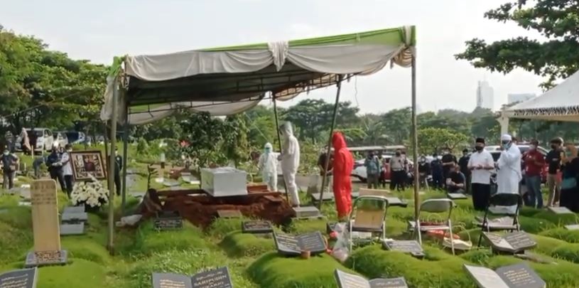 Pemakaman Rina Gunawan di TPU Tanah Kusir, Jakarta, memakai protokol kesehatan. Pelayat pun dibatasi. (Foto: Istimewa)
