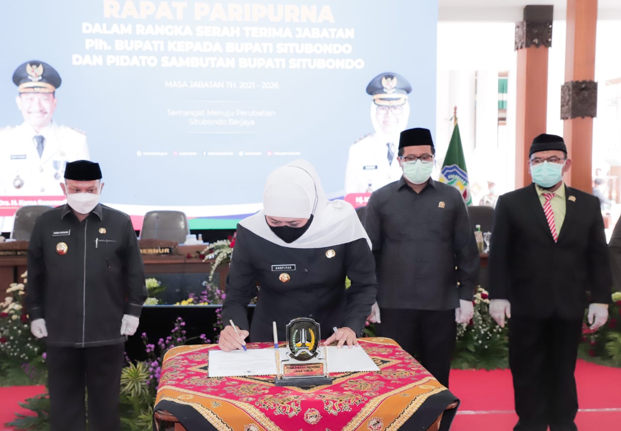 Gubernur Jawa Timur Khofifah Indar Parawansa ketika menghadiri sertijab Bupati Situbondo. (Foto: Humas Pemprov Jatim)