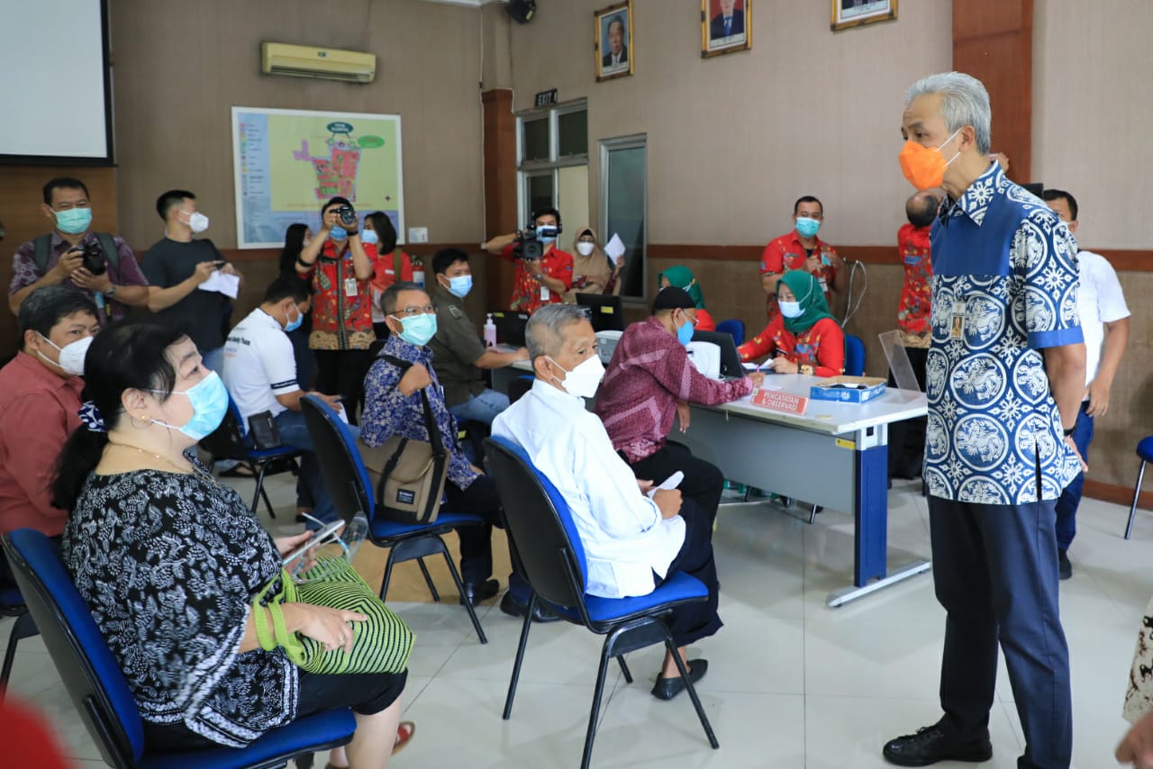 Gubernur Jawa Tengah Ganjar Pranowo tinjau dua lokasi vaksinasi di Kota Semarang, yakni RS Bhakti Wiratamtama dan RSUD Tugurejo. (Foto: Dok. Humas Pemprov Jateng)