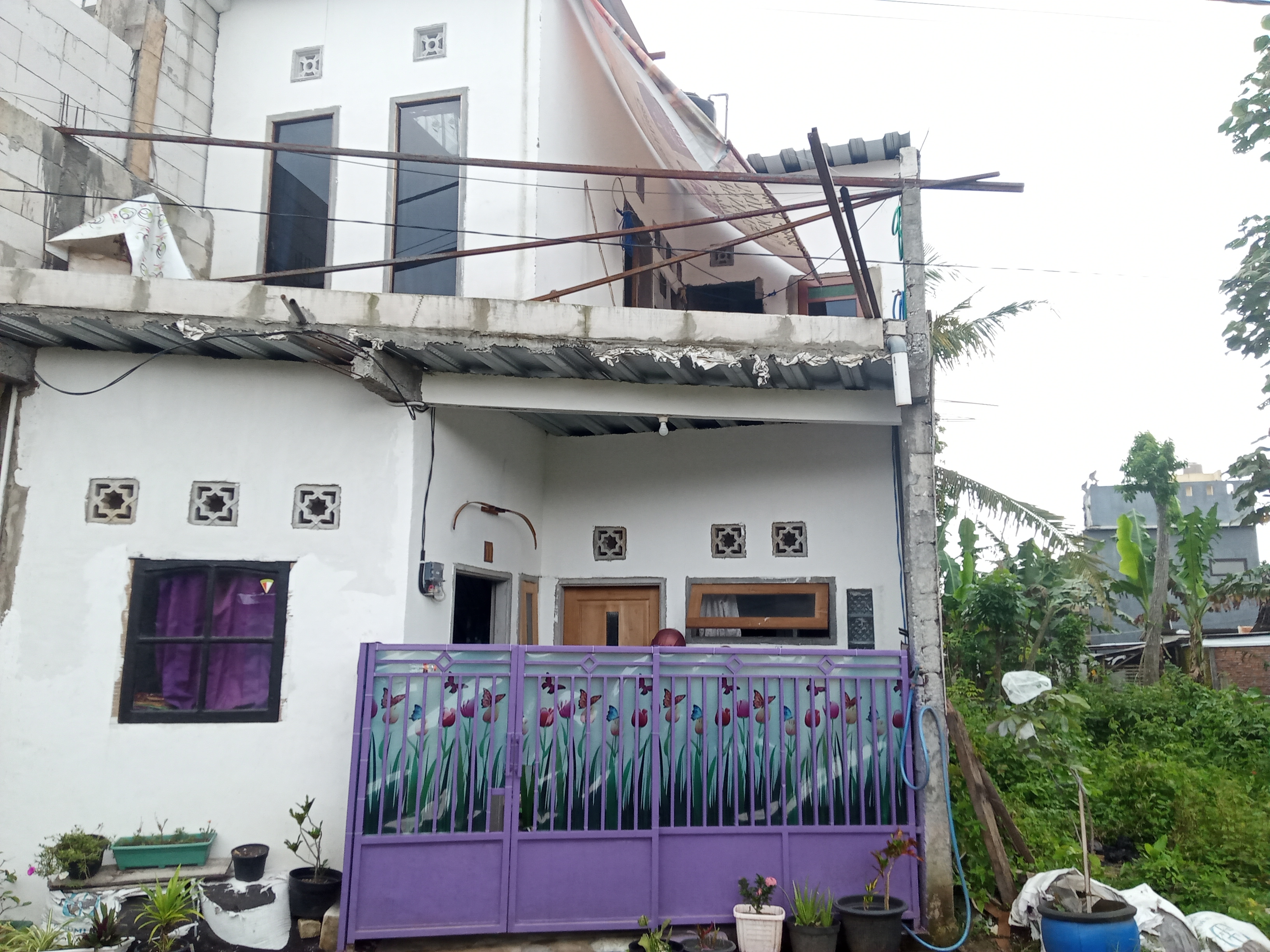 Rumah terduga teroris di Jalan Melati III A, Desa Sekarpuro, Pakis, Kabupaten Malang (Foto: Lalu Theo/ngopibareng.id)