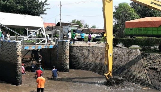 Dam Sumberkareng di Sungai Legundi, Kota Probolinggo dbersihkan dari sampah usai banjir bandang. (Foto: Ikhsan Mahmudi/Ngopibareng.id)
