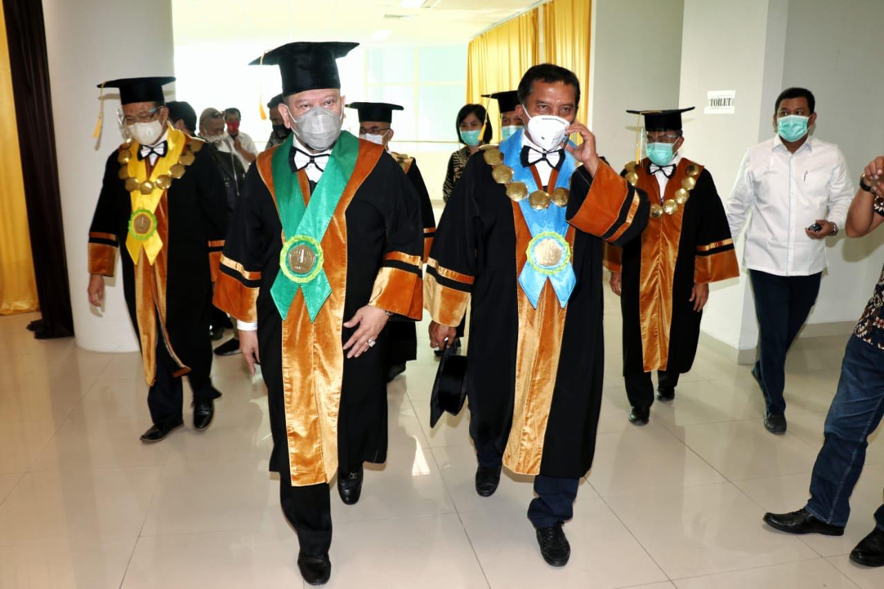 Ketua DPD RI LaNyalla Mahmud Mattalitti (dua kiri) saat kegiatan di salah satu kampus beberapa waktu lalu. (Foto: Istimewa)