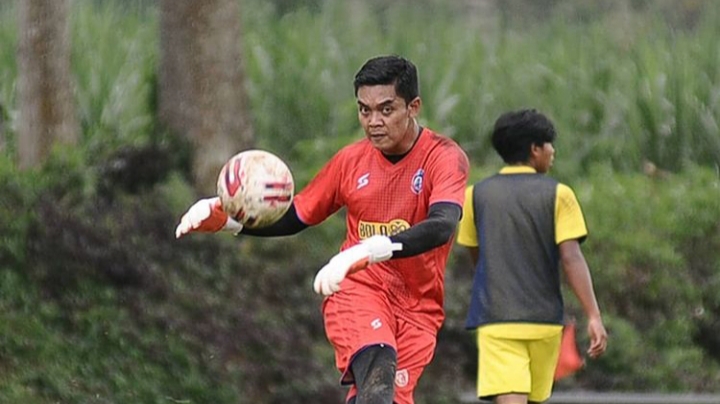 Penjaga Gawang Arema FC, Teguh Amirudin saat berlatih bersama Singo Edan (Instagram:@aremaofficial)