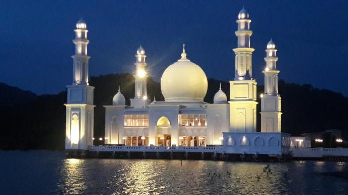 Masjid Agung Kayong Utara di Kecamatan Sukadana, Kalimantan Barat, diresmikan Presiden Joko Widodo pada 15 Oktober 2016. (Foto: Istimewa)