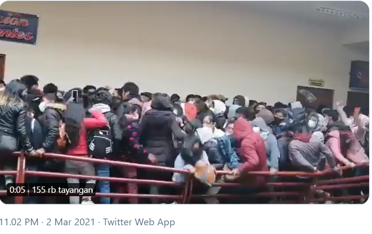 Delapan mahasiswa jatuh dari lanti empat di salah satu kampus di Bolivia. (Foto: Tangkapan layar Twitter)