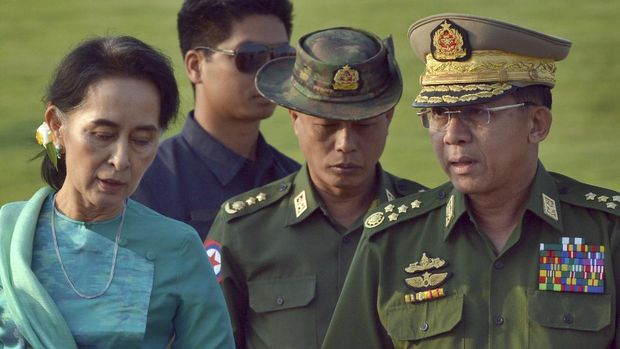 Jenderal Min Aung Hlaing (kanan) bersama Aung San Suu Kyi, ketika belum terjadi kudeta militer di Myanmar. (Foto: afp)
