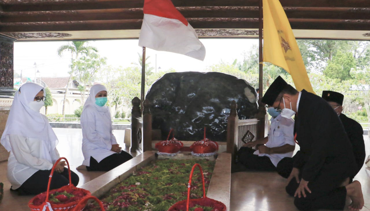 Gubernur Jawa Timur (Jatim), Khofifah Indar Parawansa datangi makam Bung Karno (Foto: Dok. Humas )