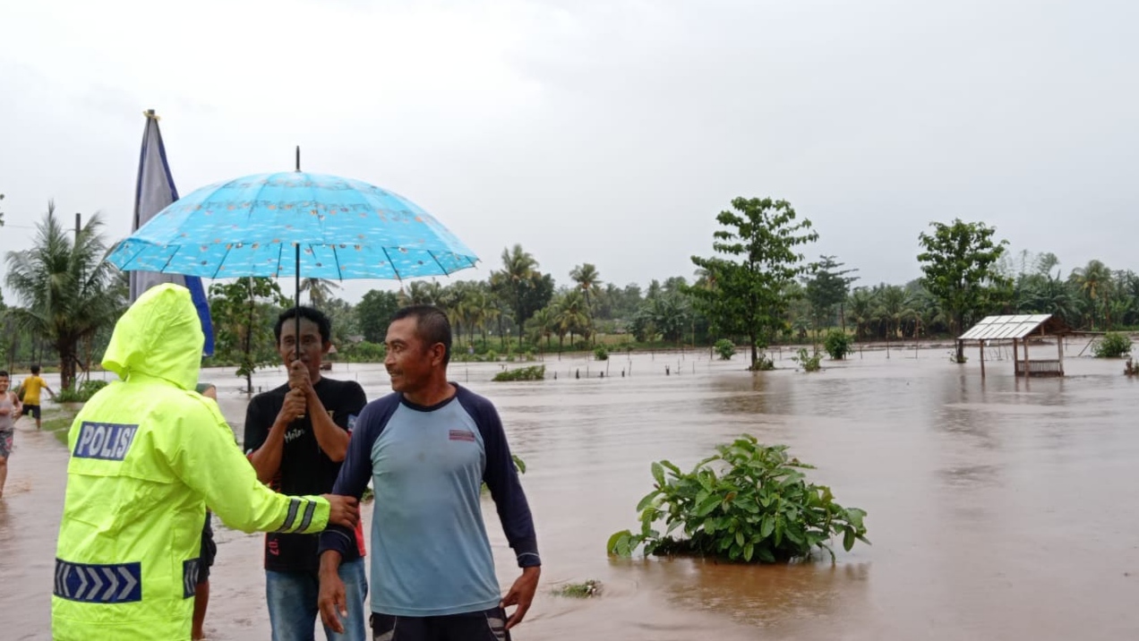 Banjir yang terjadi di wilayah Kecamatan Wongsorejo beberapa hari lalu (Foto: Istimewa)