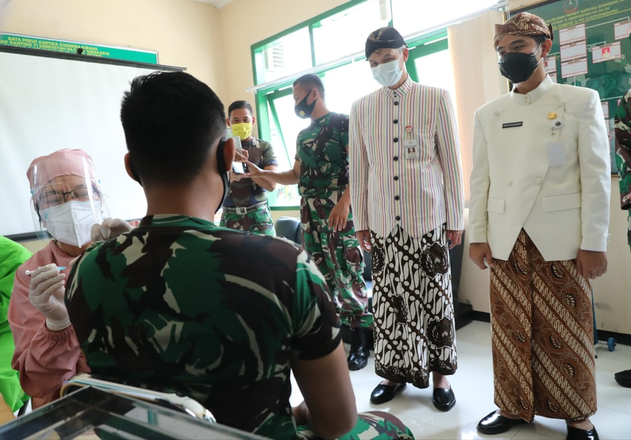 Gubernur Jawa Tengah bersama dengan Walikota Solo, Gibran Rakabuming Raka saat meninjau vaksi di Rumah Sakit Tentara (RST) Slamet Riyadi Solo, Kamis 4 Maret 2021. (Foto: Istimewa)