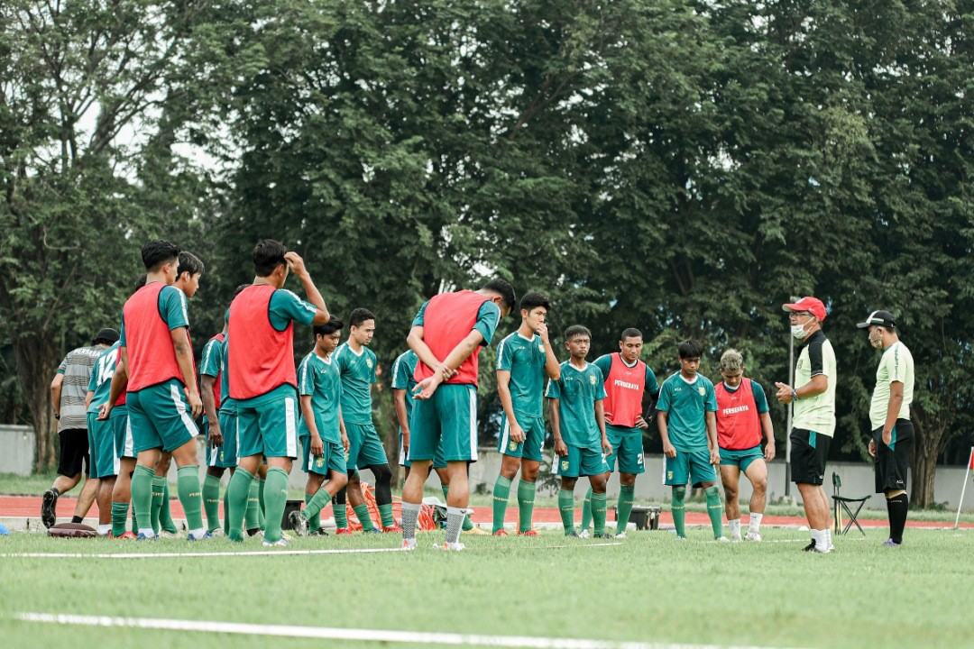 Skuad Persebaya melakukan latihan perdana di Lapangan Jala Krida Mandala AAL Bumimoro, Surabaya, Kamis 4 Maret 2021. (Foto: Persebaya)