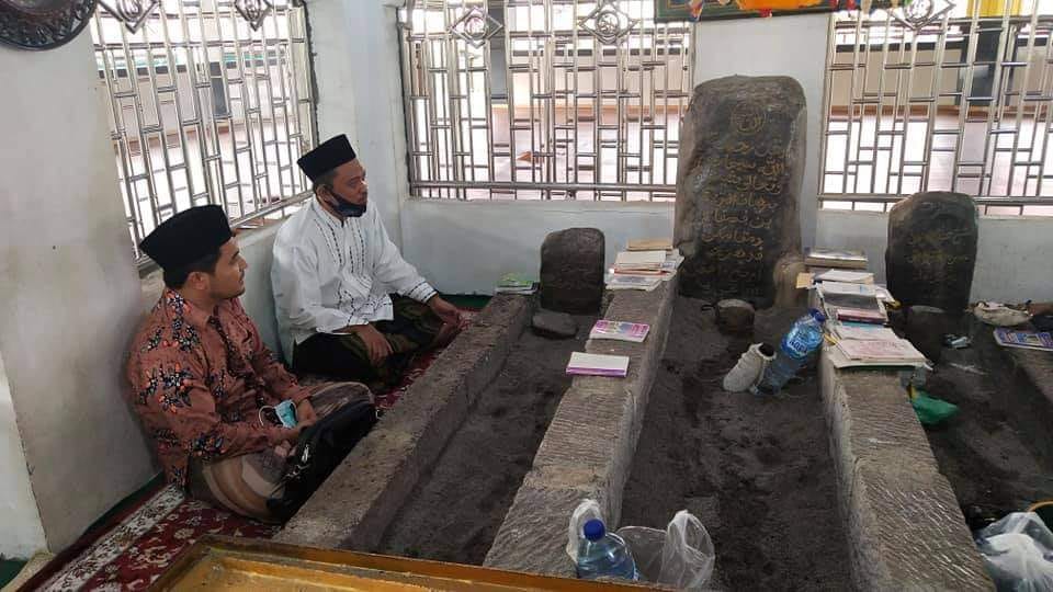Ustaz Ma'ruf Khozin, saat ziarah di Makam Syekh Burhanuddin, Ulakan Sumatera Barat, Penyebar Islam dan Tarekat Syathariyah. (Foto: Istimewa)