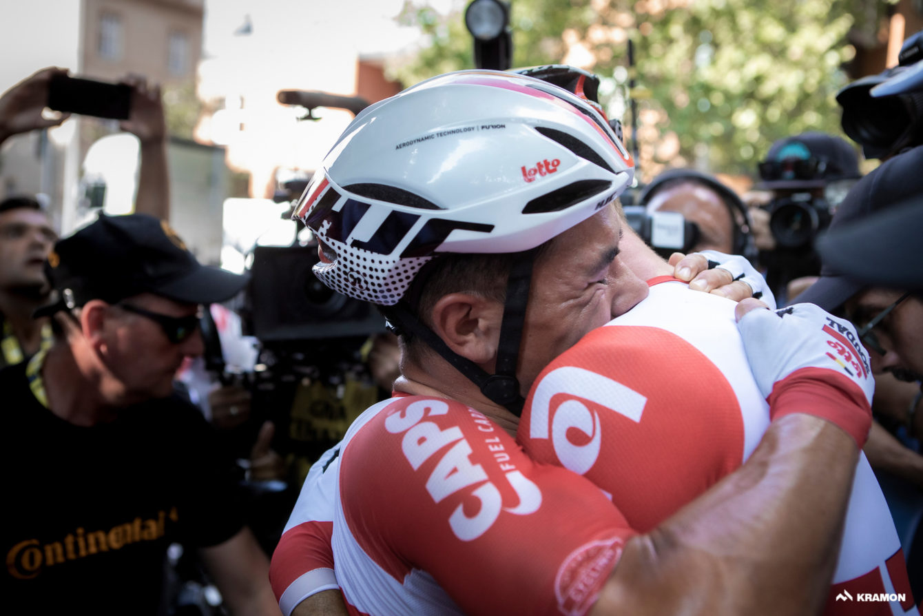 UCI melarang berpelukan di garis finis sebagai pesan agar orang tidak bersentuhan. (Foto: Istimewa)