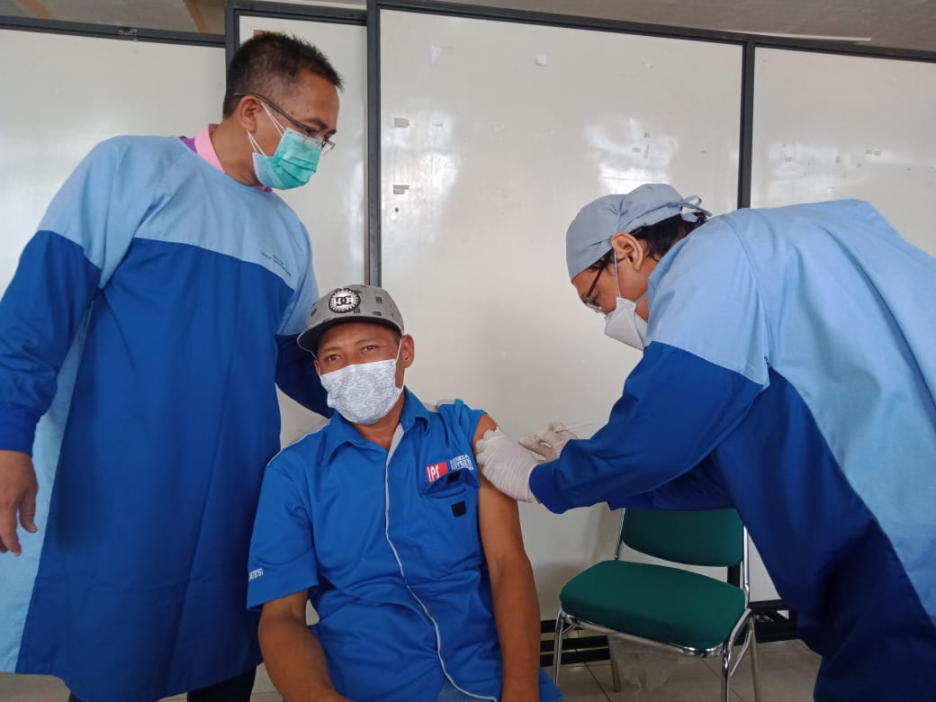 Salah satu guru di Kota Malang saat menjalani vaksinasi di RSSA Kota Malang (Foto: Lalu Theo/ngopibareng.id) 