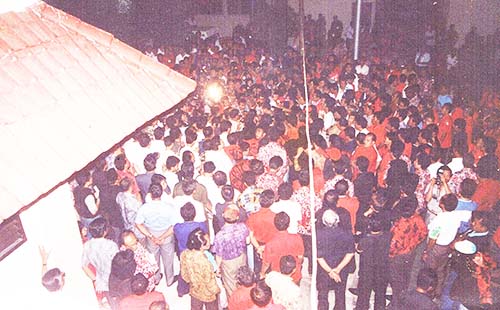 Foto bersejarah, ketika Megawati Soekarno Putri di tengah-tengah para pendukungnya saat menyatakan dirinya sebagai Ketua Umum PDI, sebelum KLB PDI berakhir di Asrama Haji Sukolilo, Surabaya, tanggal 6 Desember 1993 pukul 23.55. (Foto: Ngopibareng/M.Anis), .