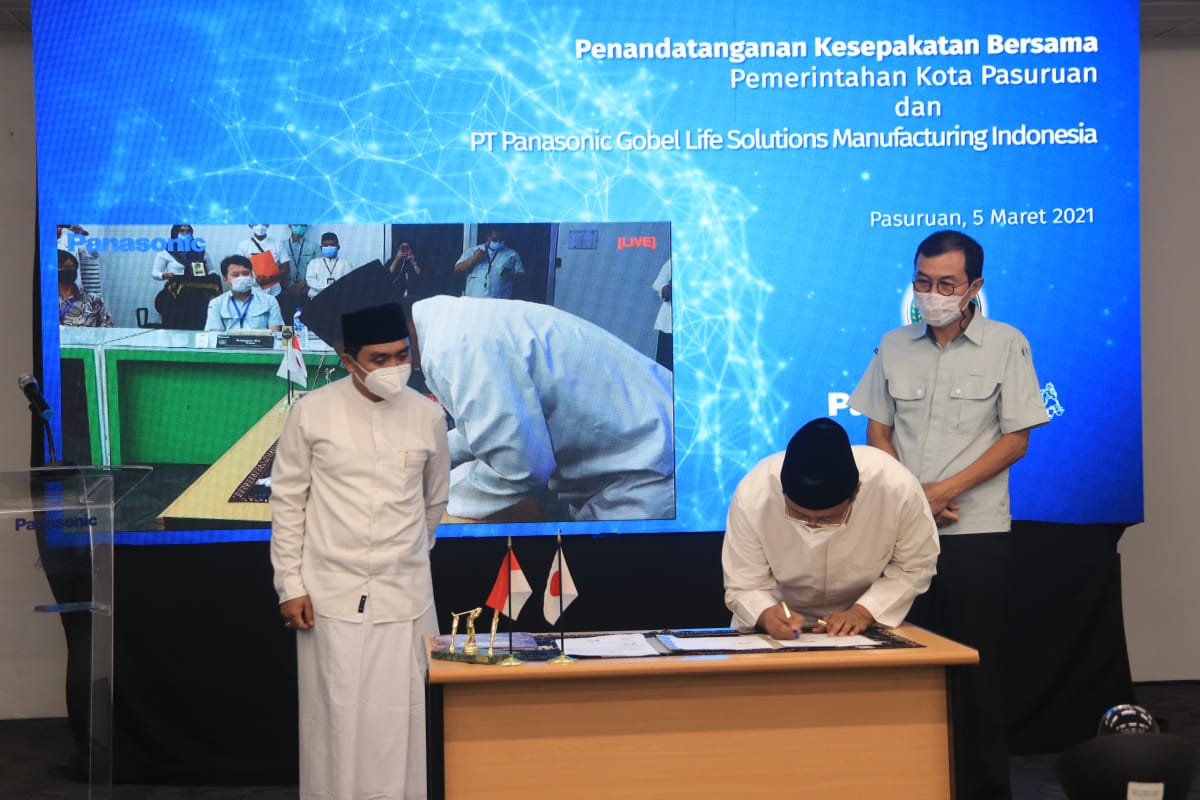 Walikota Pasuruan, Saifullah Yusuf menandatangani MoU dengan PT Panasonic Gobel. (Foto: Istimewa)