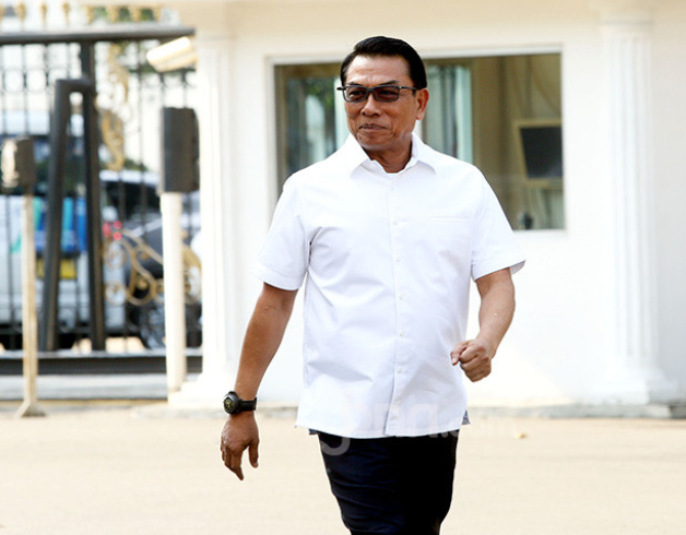 Pakar Hukum Tatanegara Reffly Harun meminta agar Presiden Joko Widodo memecat Moeldoko dari jabatan Kepala Kantor Staf Presiden (KSP) lantaran bersedia menjadi Ketum Partai Demokrat dalam KLB tandingan. (Foto:genpi)