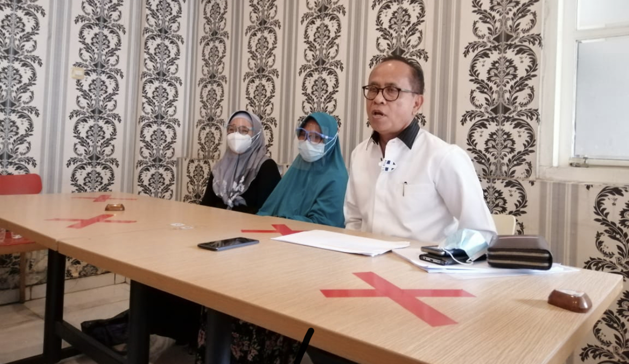 Nur Chuzaimah (tengah), saat menceritakan kronologi pelaporanya (Foto: Istimewa)