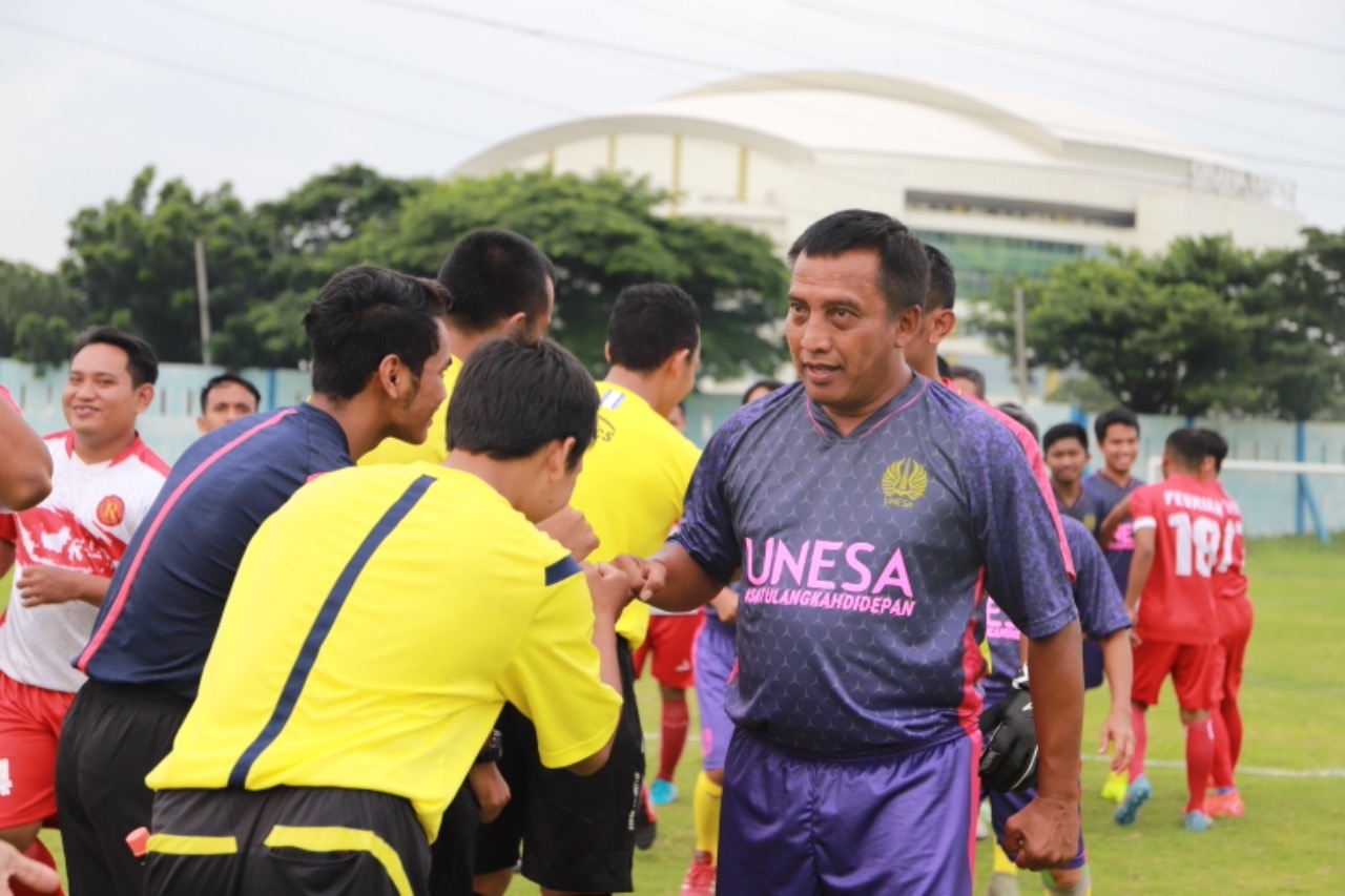 Rektor Unesa, Prof Nurhasan saat mengikuti laga amal bersama legenda persebaya. (Foto: istimewa)