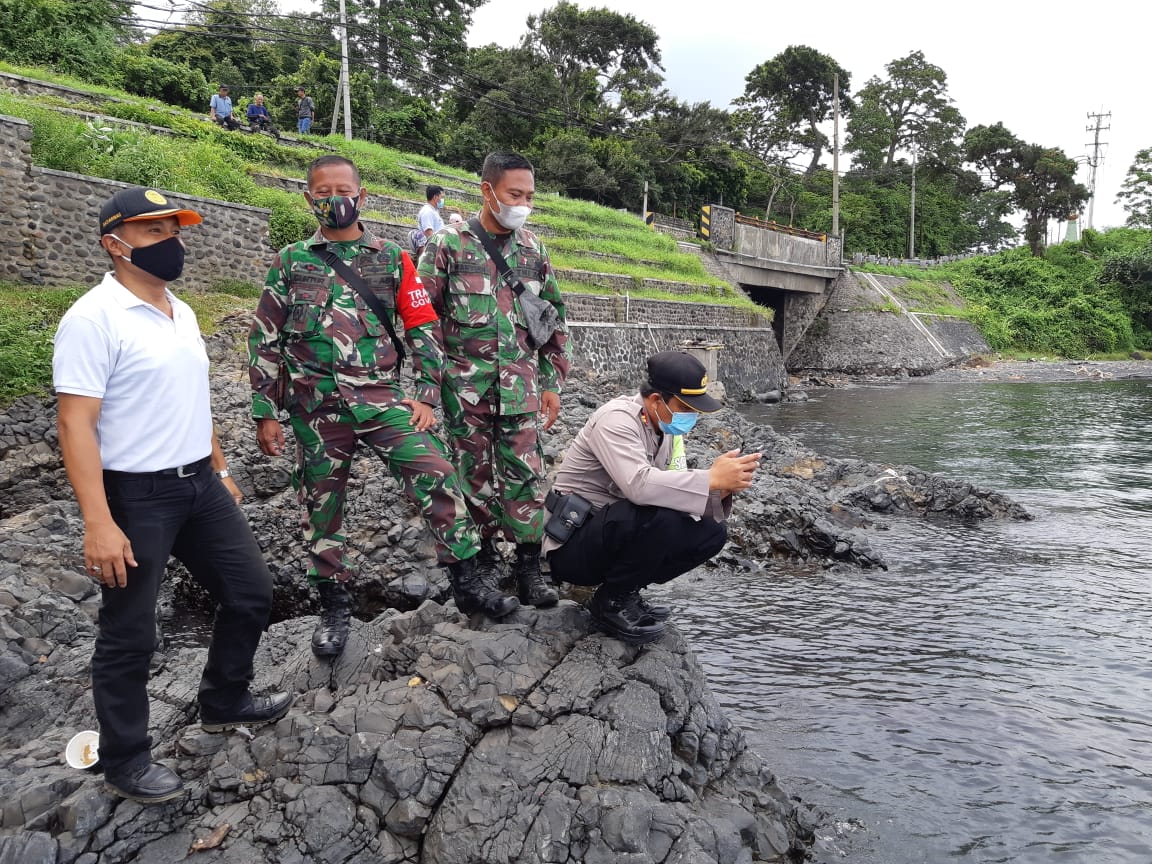 Forpimka Kecamatan Kalipuro melihat TKP penemuan mortir. (Foto: Istimewa)