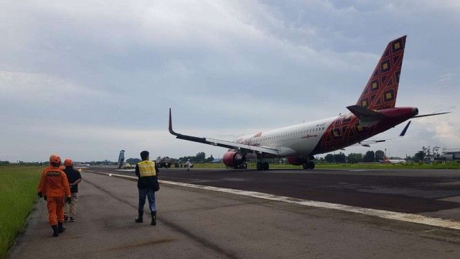 Pesawat Batik Air mendarat darurat di Bandara Sultan Thaha, Jambi, Sabtu 6 Maret 2021. (Foto: Istimewa)