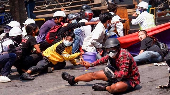 Aksi kekerasan dilakukan polisi junta militer Myanmar terhadap par pendemo di Yangon. (Foto: afp)