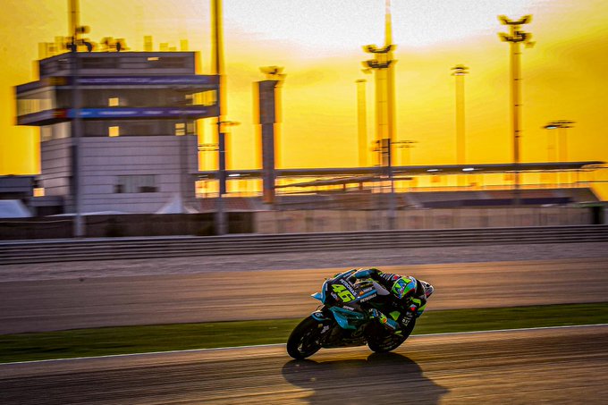 Pembalap Petronas Yamaha SRT, Valentino Rossi, The Doctor menggeber tunggangannya di Sirkuit Internasional Losail, Qatar. (Foto: Twitter MotoGP)