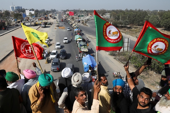 Aksi para petani India, memblokir jalan tol enam jalur di luar New Delhi. (Foto: afp)