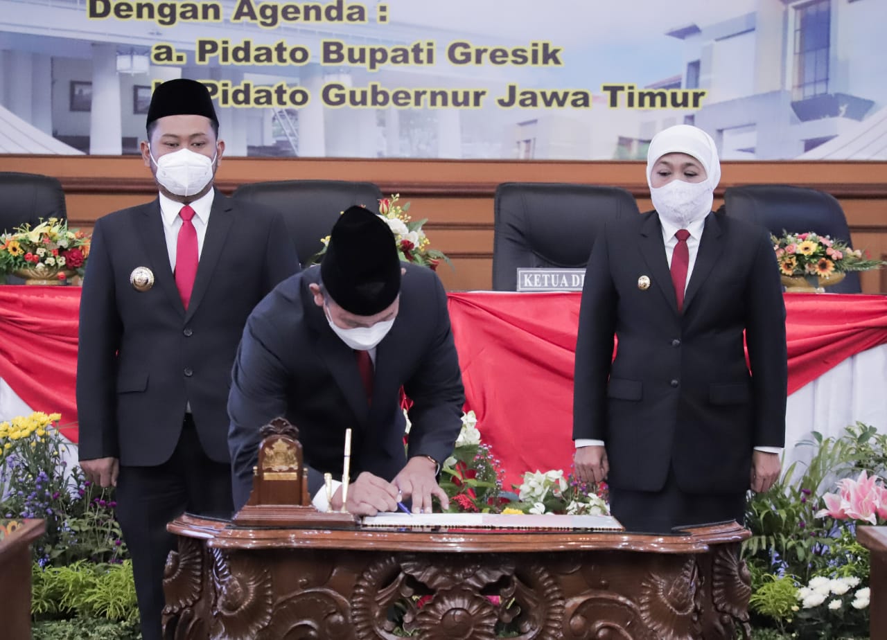 Gubernur Jawa Timur Khofifah Indarparawansa serah terima jabatan kepada Bupati dan Wabup Gresik, Fandi Akhmad Yani dan Aminatun Habibah. (Foto: Dok. Pemprov Jatim)