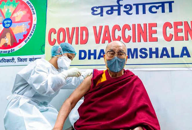 Pemimpin spiritual Tibet, Dalai Lama disuntik vaksin Covid-19, Oxford-AstraZeneca. (Foto: AFP)