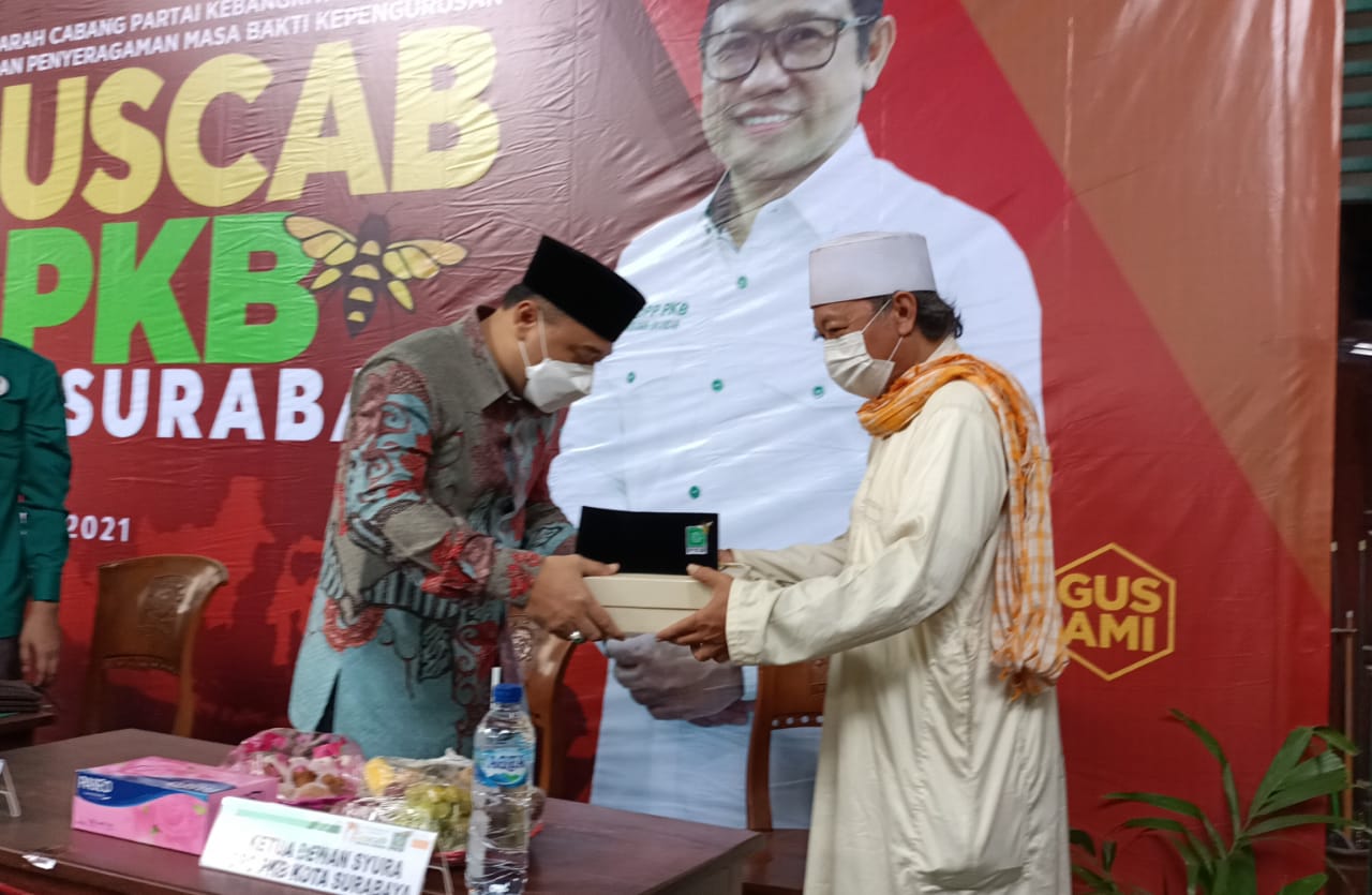 Walikota Surabaya Eri cahyadi mendapat hadiah songkok dan Alquran dari PKB Surabaya. (Foto: Humas PKB Surabaya)