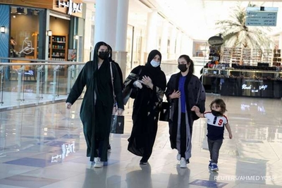 Sejumlah perempuan Arab Saudi menuju gedung bioskop, menikmati Minggu. (Foto: spa)