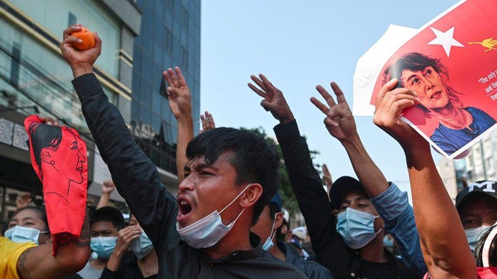 Warga Myanmar yang melakukan demo dengan simbol Salam Tiga Jari, menolak kudeta militer di ngerinya. (Foto: the-guardian)