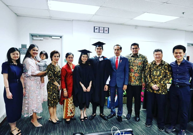 Presiden Jokowi bersama keluarga Meilia Lau saat menghadiri wisuda Kaesang dan Felicia Tissue di Singapura. (Foto: Instagram)