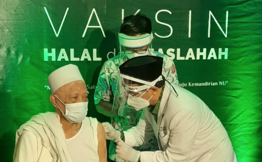 Rais Syuriah PWNU Jawa Timur KH Anwar Manshur saat melaksanakan vaksinasi Covid-19 di Gedung PWNU Jawa Timur di Surabaya. (Foto: riadi/Ngopibareng.id)