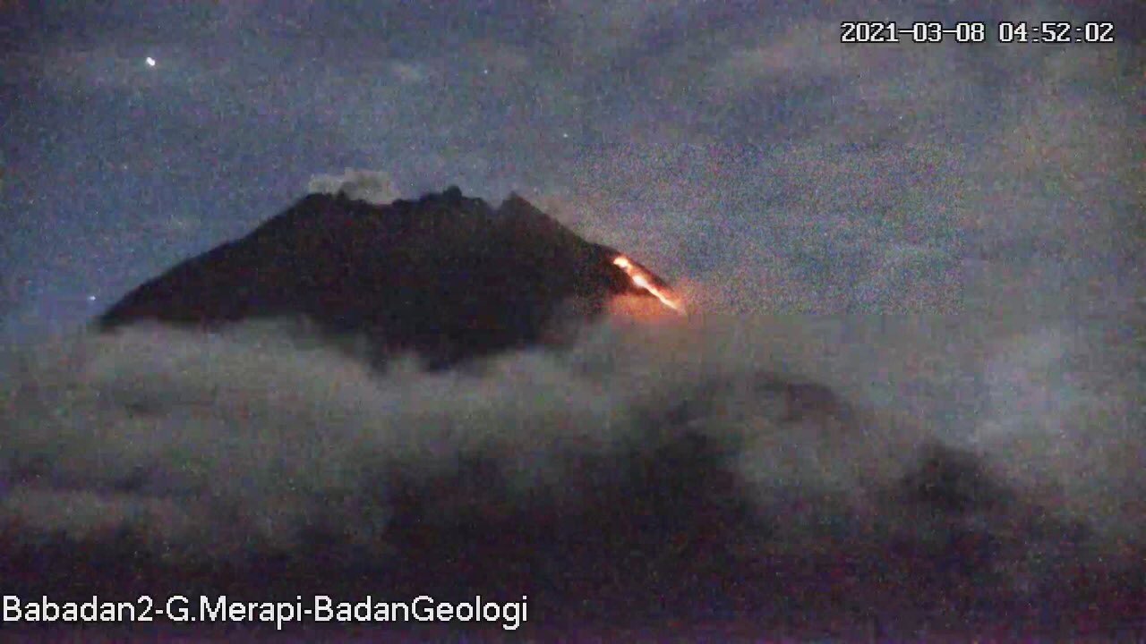 Guguran lava dan awan panas Gunung Merapi, Senin 8 Maret 2021. (Foto: Twitter BPPTKG)