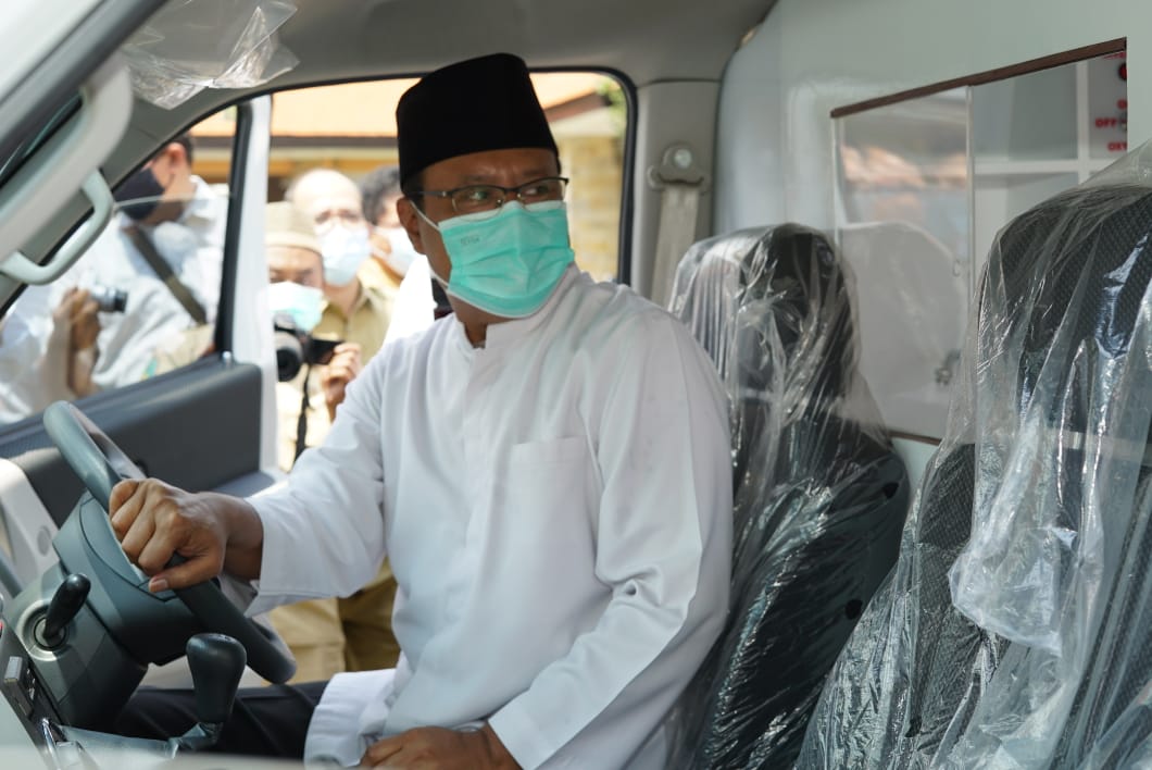 Walikota Pasuruan jajal mobil ambulans bantuan dari CRS BRI. (Foto: Istimewa)