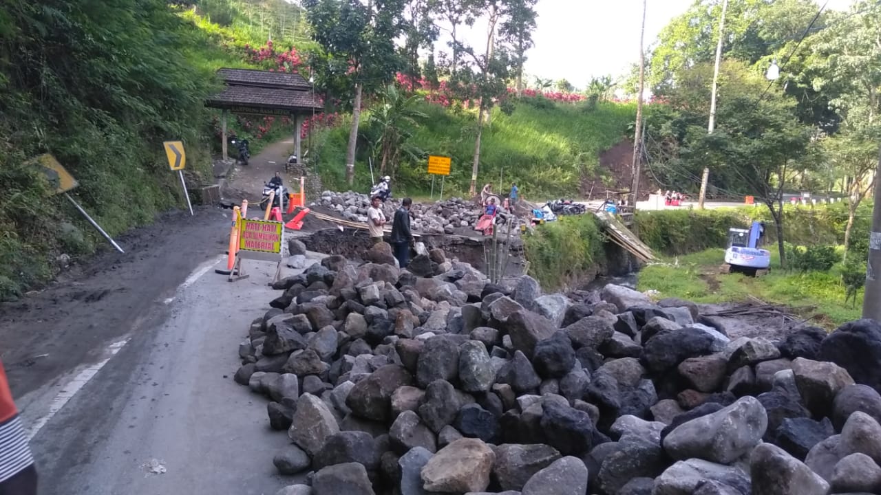 Bahu jalan yang ambrol di Desa Ngroto, Kecamatan Pujon, Kabupaten Malang yang ambles (Foto: Lalu Theo/ngopibareng.id)