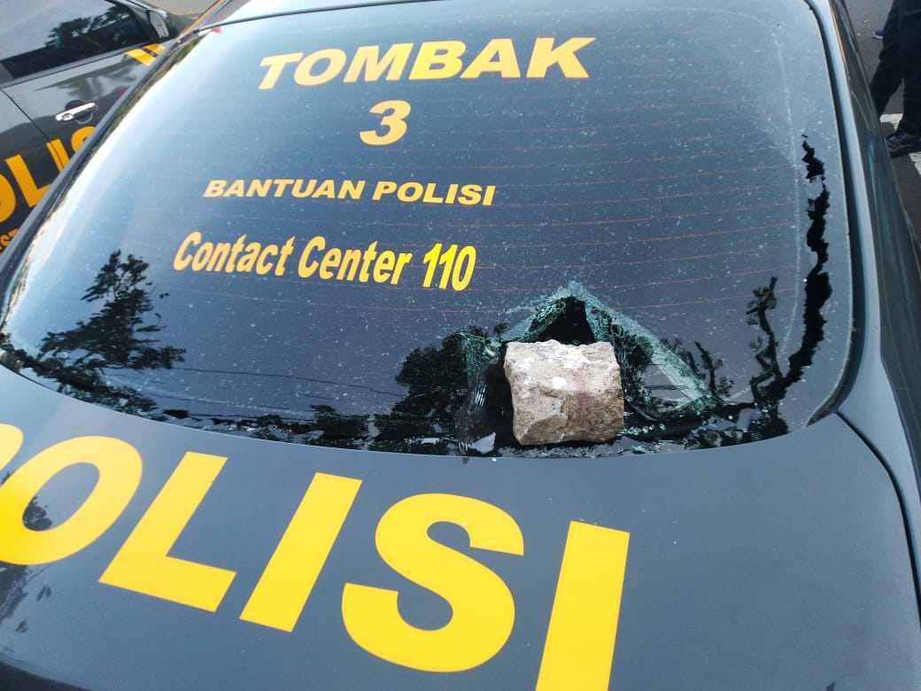 Satu unit mobil polisi yang dirusak oleh pelaku balap liar di Kota Malang. (Foto: Istimewa)