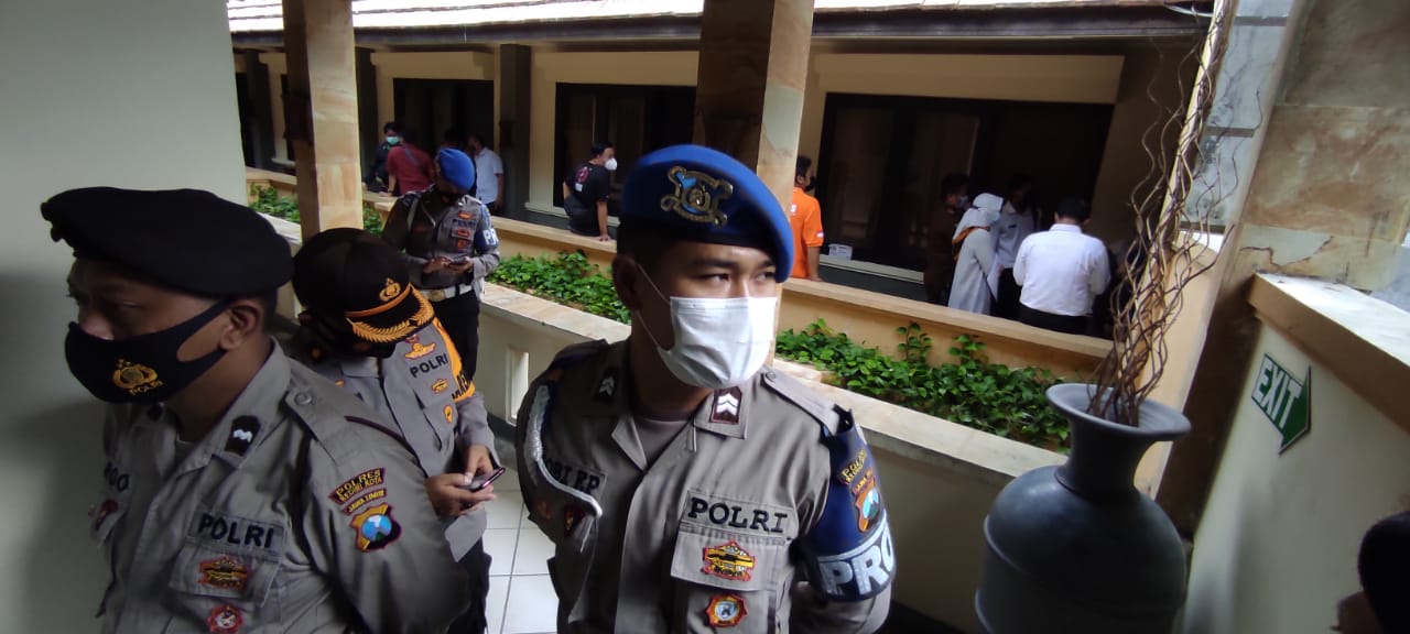 Polisi mengamankan akses masuk area lokasi rekontruksi. (Foto: Fendhy Plesmana/Ngopibareng.id)